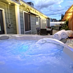 Hot Tub, Game Room, Kayaks, Boat Parking, Backyard, King, Fire Pit, Pets, W/D