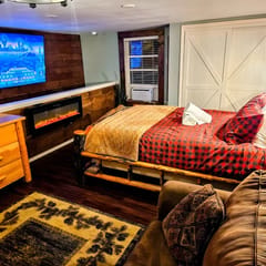 Private Cabin, Brkfst, Dbl Tub, 75"TV, Kayak, WD
