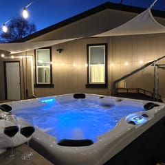 Cliff Views, Hot Tub, Game Room, Kayaks