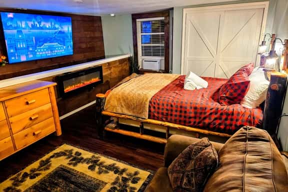 Private Cabin, Brkfst, Dbl Tub, 75"TV, Kayak, WD - Image 1